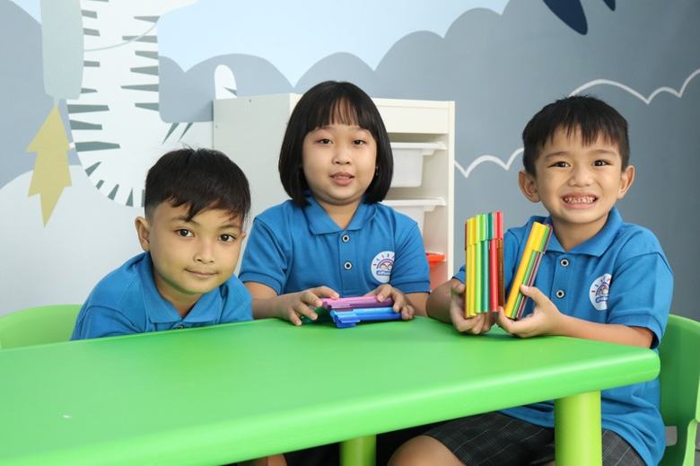 Kegiatan belajar anak-anak Alphabet Kids